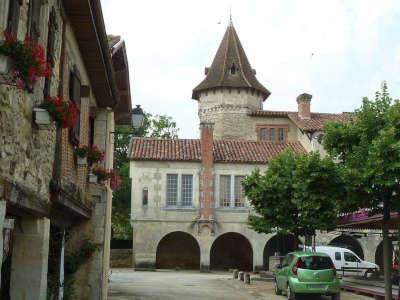 Saint justin tour octogonale du manoir de leon dufour vue de la place principale route touristique des landes guide touristique de l aquitaine