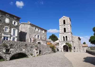 Saint laurent sous coiron place de l eglise village de caractere routes touristiques de l ardeche guide du tourisme rhone alpes