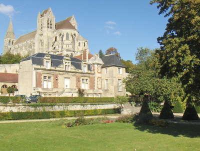 Saint leu d esserent abbatiale et la mairie routes touristique de la somme guide du tourisme de picardie