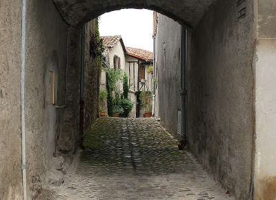 Saint lizier ville d art et d histoire ruelle routes touristiques de ariege guide du tourisme midi pyrenees