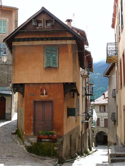 Saint martin vesubie village perche maison du coiffeur rue du docteur cagnoli routes touristique des alpes maritimes guide du tourisme provence alpes cote d azur