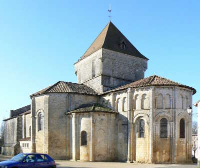 Saint maurice la clouere eglise route des abbayes et monuments du haut poitou guide du tourisme de la vienne