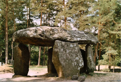 Saint nectaire dolmen du parc routes touristiques du puy de dome guide touristique auvergne