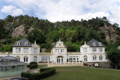 Saint nectaire les grands thermes maintenant office de tourisme routes touristiques du puy de dome guide touristique auvergne