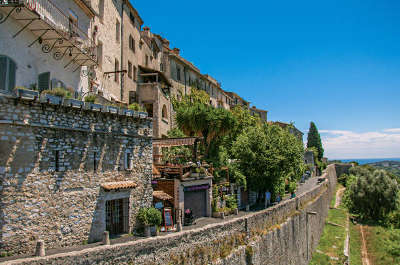 Saint paul de vence village perche rempart routes touristique des alpes maritimes guide du tourisme provence alpes cote d azur