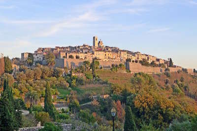 Saint paul de vence vue sur le village perche routes touristique des alpes maritimes guide du tourisme provence alpes cote d azur