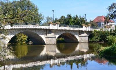 Saint pourcain sur sioule pont charles de gaulle routes touristiques de l allier guide touristique de l auvergne