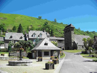 Saint projet de salers la place du village route des eglises romane dans le cantal routes touristiques du cantal guide touristique auvergne