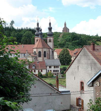 Saint quirin plus beaux villages eglise prieurale avec a l arriere plan la chapelle haute routes touristiques de la moselle guide du tourisme de lorraine