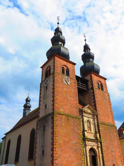 Saint quirin plus beaux villages eglise routes touristiques de la moselle guide du tourisme de lorraine