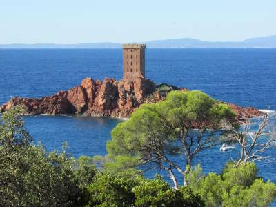 Saint raphael l ile d or la tour sarazine routes touristiques du var guide du tourisme de la provence alpes cote d azur