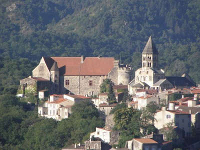 Saint saturnin eglise chateau et village plus beaux villages de france routes touristiques du puy de dome guide touristique auvergne