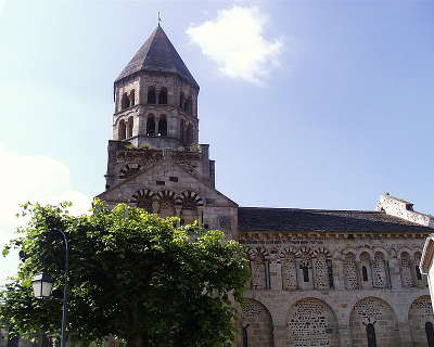 Saint saturnin l eglise notre dame de saint saturnin plus beaux villages de france routes touristiques du puy de dome guide touristique auvergne