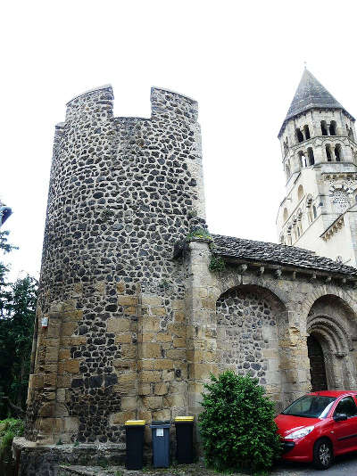 Saint saturnin la chapelle sainte magdeleine plus beaux villages de france routes touristiques du puy de dome guide touristique auvergne