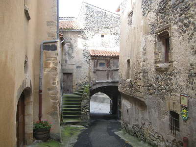 Saint saturnin la porte des boucheries plus beaux villages de france routes touristiques du puy de dome guide touristique auvergne