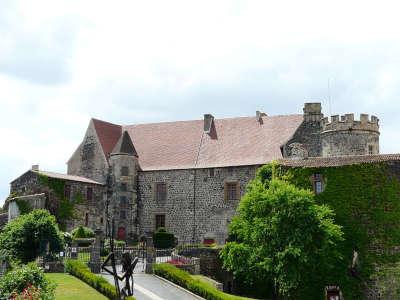 Saint saturnin petite cite de caractere le chateau routes touristiques du puy de dome guide touristique de l auvergne