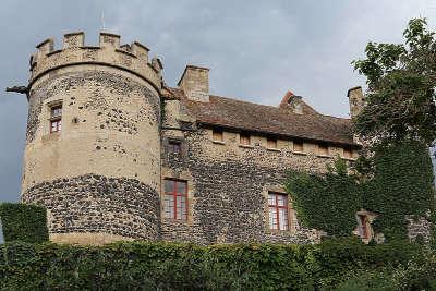 Saint saturnin petite cite de caractere une tour du chateau routes touristiques du puy de dome guide touristique de l auvergne