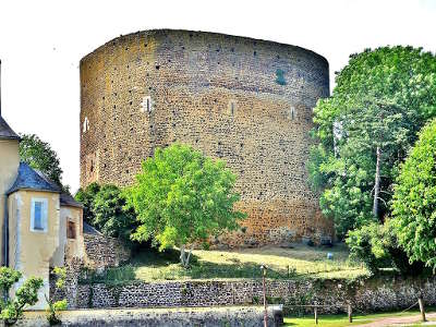 Saint sauveur en puisaye tour sarrazine routes touristiques dans la nievre guide du tourisme en bourgogne