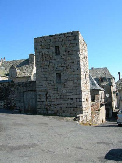 Saint urcize tour de l ancien chateau petite cite de caractere routes touristiques du cantal guide touristique de l auvergne