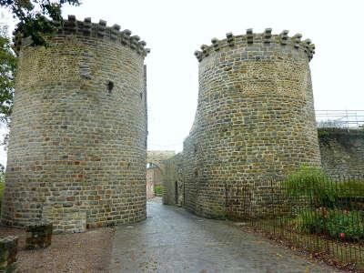 Saint valery sur somme les tours guillaume et la porte du haut routes touristique de la somme guide du tourisme de picardie