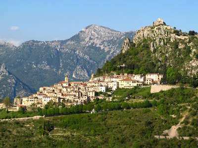 Sainte agnes plus beau village vue sur le village perche routes touristique des alpes maritime guide du tourisme provence alpes cote d azur