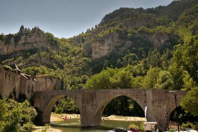 Sainte enimie le pont sur le tarn plus beaux villages routes touristiques de lozere guide touristique du languedoc roussillon