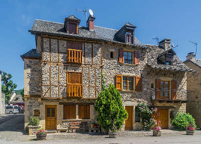 Sainte eulalie d olt plus beaux villages de france maison a colombages et galets routes touristiques de aveyron guide du tourisme midi pyrenees