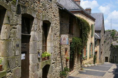 Sainte suzanne plus beau village ruelle routes touristiques de mayenne guide du tourisme pays de la loire