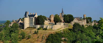 Sainte suzanne plus beau village vue du village routes touristiques de mayenne guide du tourisme pays de la loire