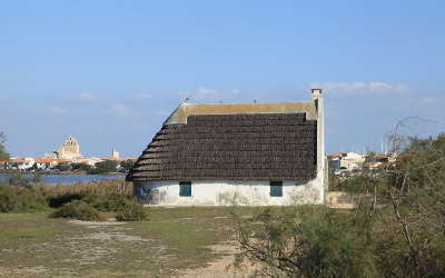 Saintes maries de la mer ancienne cabane de gardian routes touristiques des bouches du rhone guide du tourisme de paca