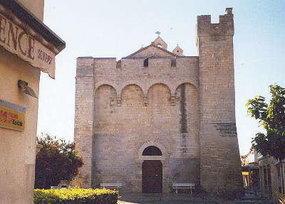 Saintes maries de la mer eglise fortifiee routes touristiques des bouches du rhone guide du tourisme de paca