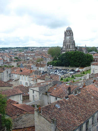 Saintes ville d art et d histoire centre historique routes touristique de charente maritime guide du tourisme poitou charente