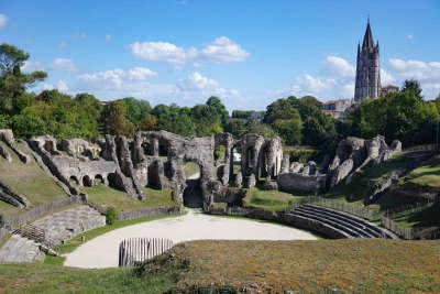 Saintes ville d art et d histoire l amphitheatre romain routes touristique de charente maritime guide du tourisme poitou charente