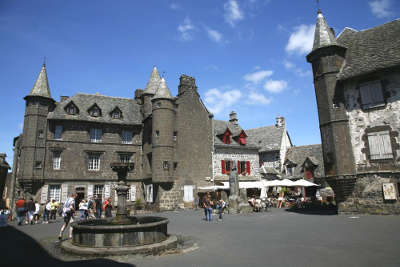 Salers fontaine sur la lace centrale plus beaux villages de france routes touristiques du cantal guide touristique auvergne