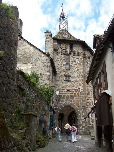 Salers la porte du beffroi plus beaux villages de france routes touristiques du cantal guide touristique auvergne