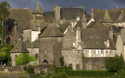 Salers maisons plus beaux villages de france routes touristiques du cantal guide touristique auvergne