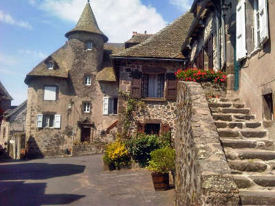 Salers ruelle plus beaux villages de france routes touristiques du cantal guide touristique auvergne