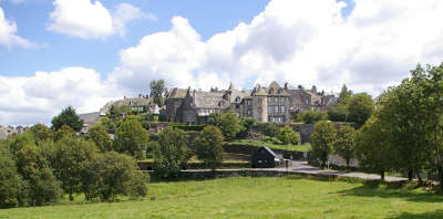 Salers vue sur le village classe plus beaux villages de france routes touristiques du cantal guide touristique auvergne