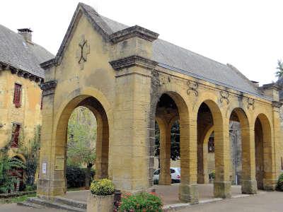 Salignac eyvigues halle de salignac routes touristiques de la dordogne guide du tourisme d aquitaine