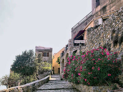 Sant antonino plus beau village montee vers le haut du village routes touristiques en haute corse guide du tourisme de la corse