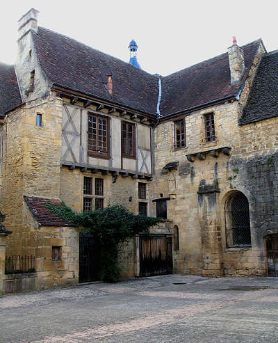 Sarlat la place de france routes touristiques de dordogne guide du tourisme de nouvelle aquitaine