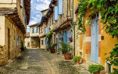 Sarrant plus beau village ruelle dans la bastide routes touristiques du gers guide du tourisme midi pyrenees