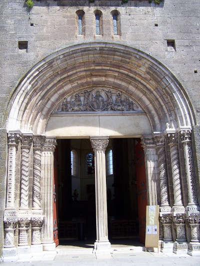 Saulieu basilique saint andoche de saulieu le portail routes touristiques de la cote d or guide touristique de bourgogne