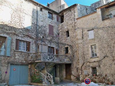 Sault maison en hauteur construite dans les vestiges de l ancien chateau des agoult routes touristiques du vaucluse guide touristique de provence alpes cote d azur