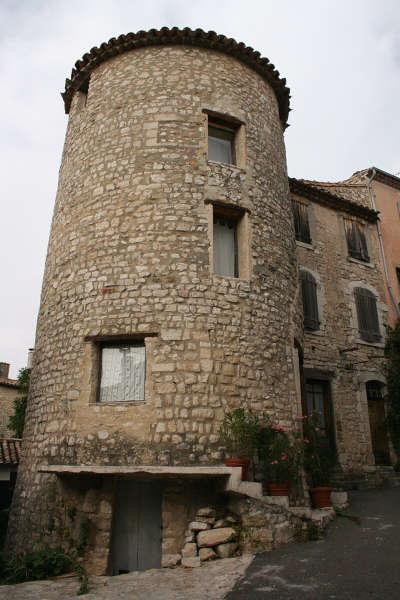 Sault tour de l ancien chateau des agoult amenagee en maison en hauteur routes touristiques du vaucluse guide touristique de provence alpes cote d azur