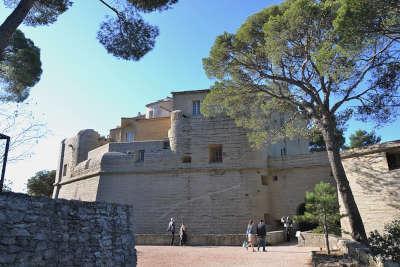 Saumane de vaucluse chateau routes touristiques du vaucluse guide touristique de provence alpes cote d azur