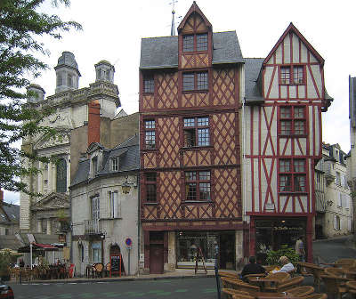 Saumur ville d art et d histoire maisons a pans de bois de la place saint pierre routes touristiques de maine et loire guide du tourisme du pays de la loire