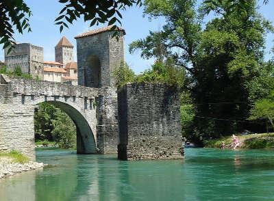 Sauveterre de bearn le pont de la legende route touristique des pyrenees atlantiques guide touristique de l aquitaine