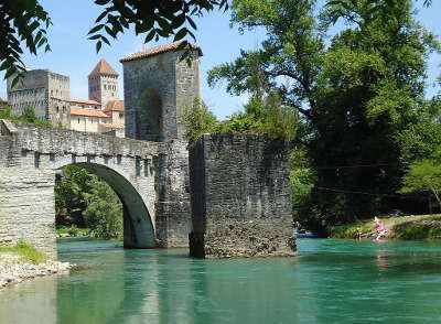 Sauveterre de bearn le pont de la legende route du pays basque et bearn routes touristiques pyrenees atlantiques guide du tourisme nouvelle aquitaine