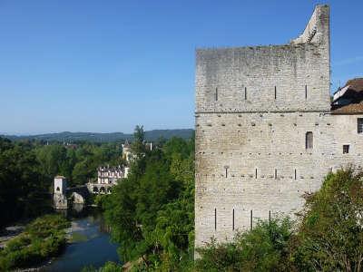 Sauveterre de bearn vue sur la tour monreal le pont de la legende route touristique des pyrenees atlantiques guide touristique de l aquitaine